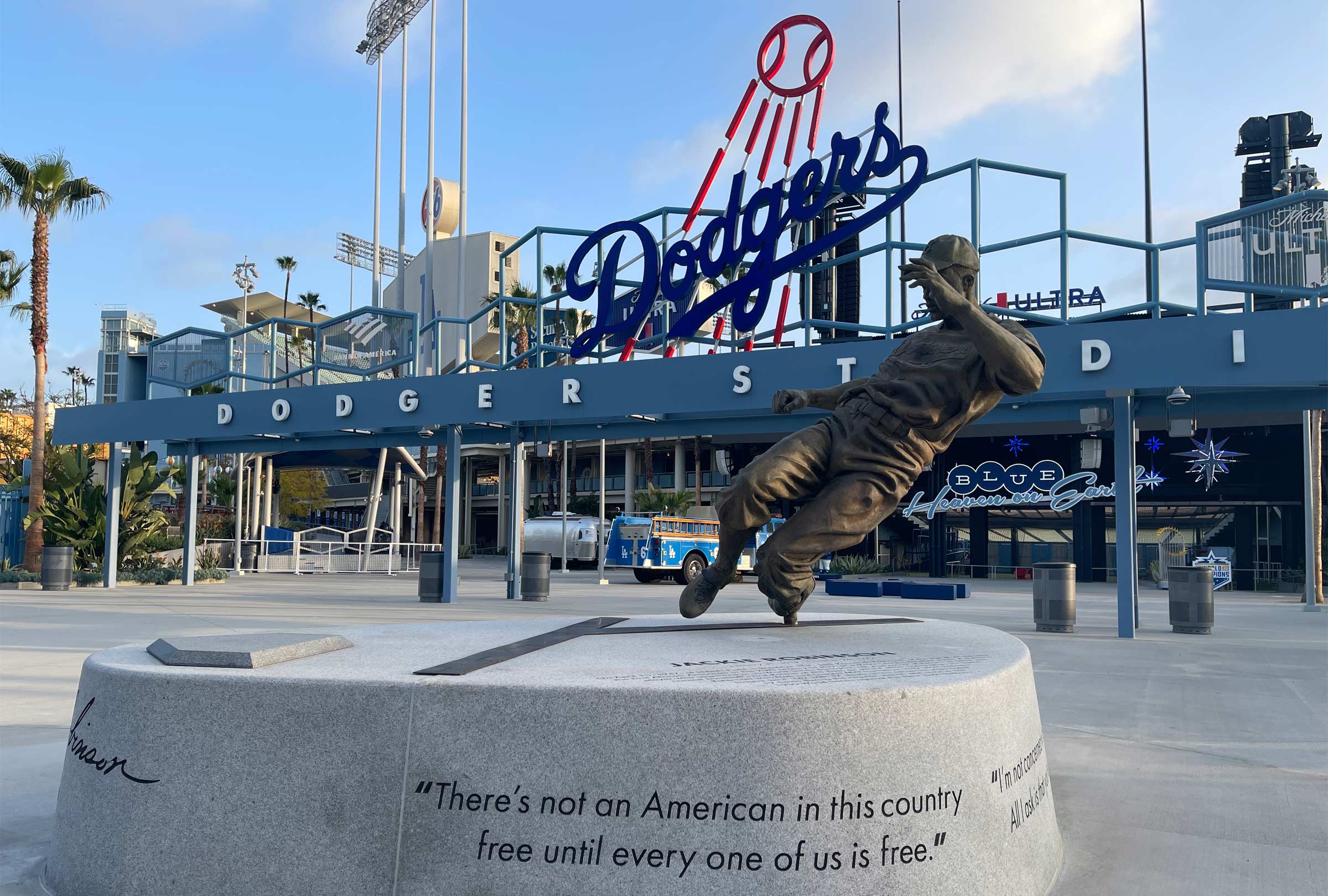 YDI ✎ Dodgers – Center Field Plaza